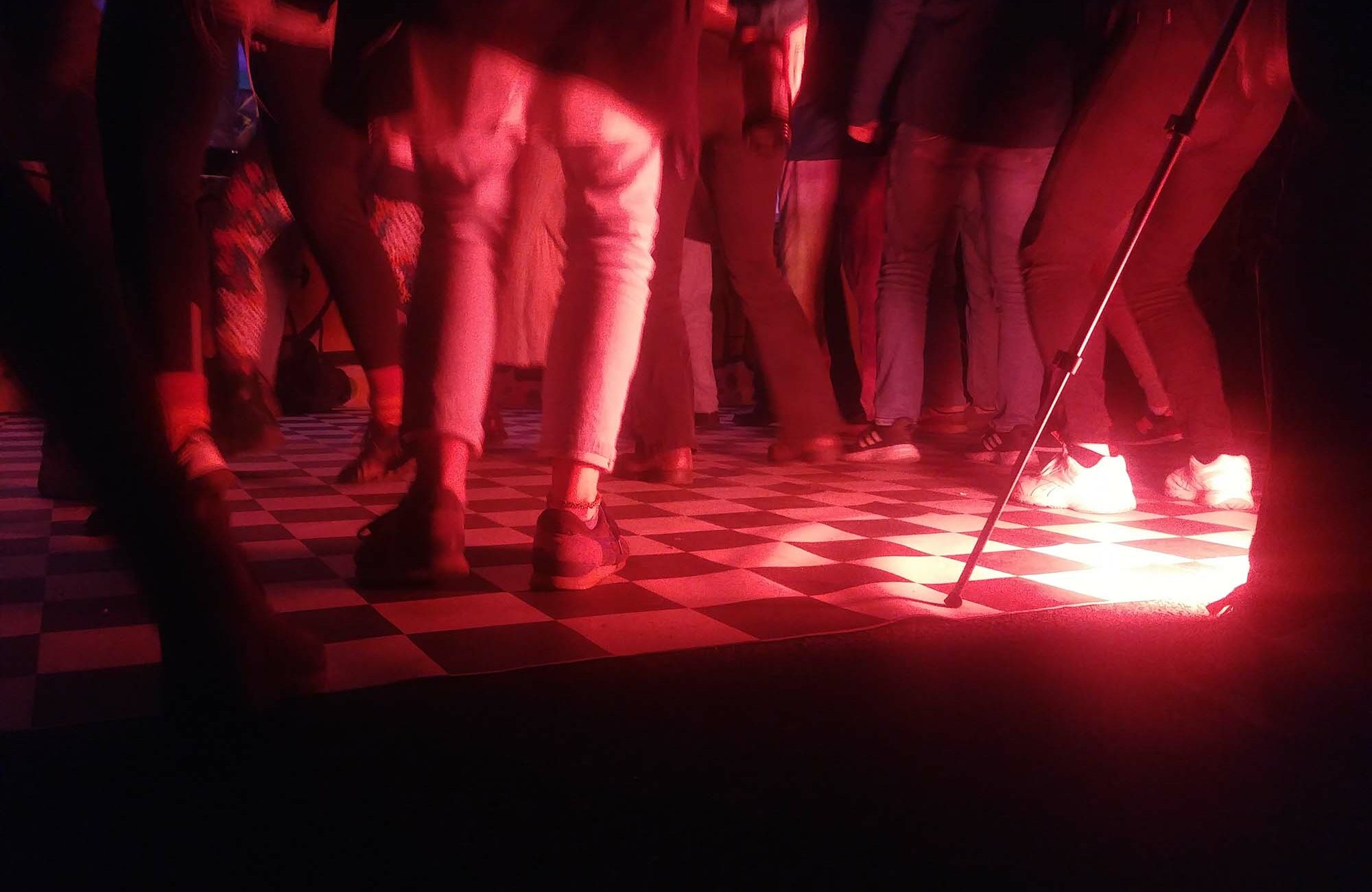 Füße von tanzenden Menschen